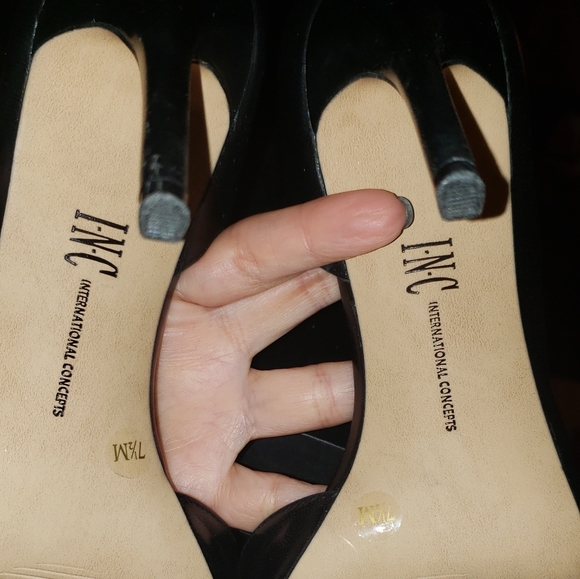 Black Pumps - Picture 2 of 6